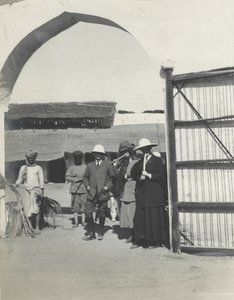 Il maggiore Gosling, Judy Smith e Lilah Wingfield che fumano canna da zucchero in una stazione di polizia vicino a Fatehpur Sikri, gennaio 1912 da Sylvia Brooke